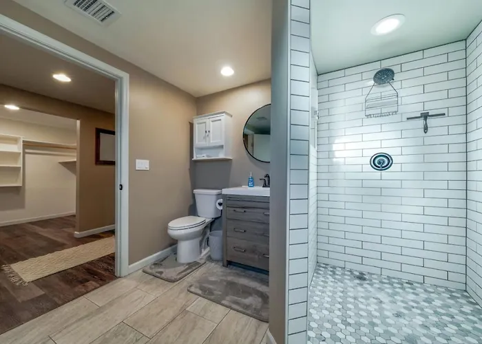 Pool, Hot Tub, 3 Bedroom 3 Ba, Huge Yard, Fenced *