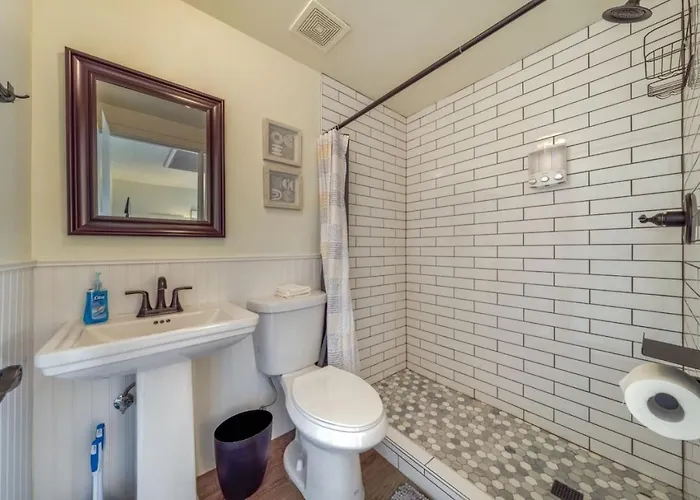 Pool, Hot Tub, 3 Bedroom 3 Ba, Huge Yard, Fenced *